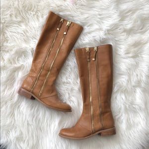 Women’s Tahari side zipper leather boots. Size 6.5